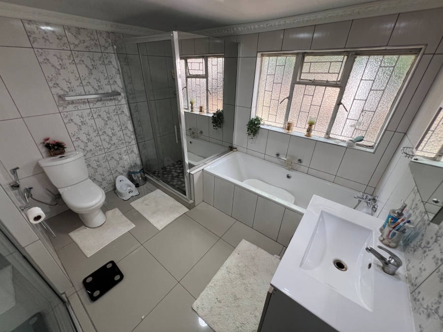 6 Bedroom Property for Sale in Irene Park North West